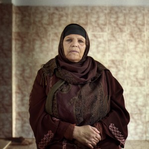 Túnez, 12/12/2011, Manubia, madre de Mohamed Buazizi. Dejó su pueblo y ahora vive en una casa que le fue concedida por el nuevo gobierno en el barrio de La Marsa, cerca de Túnez capital. Esta mujer vio cómo su hijo se convirtió en un símbolo de la revolución en todo el mundo árabe: “Espero que la muerte de mi hijo pueda cambiar algo”. Dejó su casa en el pueblo en el que vivían y ahora está intentando empezar una nueva vida en La Marsa.ahora viviendo en una casa que le fue entregada por el gobierno en el nuevo Barrio de La Marsa cerca de Túnez. Esta mujer ha visto cómo su hijo se convirtió en un símbolo de la revolución en todo el mundo árabe. “Espero la muerte de mi hijo pueda cambiar algo”. Ella dejó su casa en el pueblo y ahora está tratando de comenzar una nueva vida en La Marsa. @Alfredo Cáliz