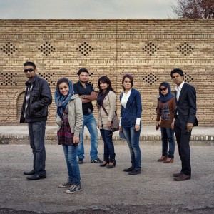 Grupo de jóvenes paseando por la Ciudadela de Erbil, la ciudad habitada de continuo más antigua de la historia, 2012. @Alfredo Cáliz