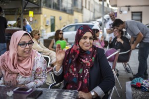 Soukaina y Nayat Driss Ben Moussa, hermanas. Llegaron al distrito Mas Nou de Barcelona siendo niñas. Najat (a la derecha) ha dado conferencias en Bruselas y en EEUU sobre la integración de los inmigrantes y las mujeres musulmanas. Su hermana Soukaina es funcionaria en un hospital de Barcelona, 2015. @Alfredo Cáliz