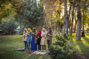 Jóvenes musulmanas rezando en el Parque de El Retiro de Madrid. Pertenecen la Asociación de Chicas Musulmanas de España (Achime) fundada en el 2012 para fomentar la identidad hispano musulmana y el diálogo interreligioso. 2015. @Alfredo Cáliz
