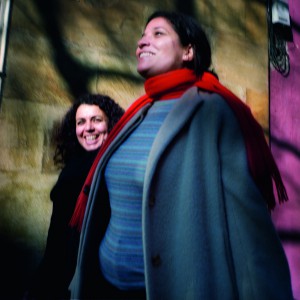 Izda. Mariam Bejouki, secretaria general de Atime . Derecha; Naima, mediadora social en El Escorial. 2008. @Alfredo Cáliz