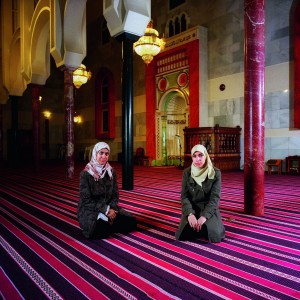Hermanas marroquíes de Ksar Kbir. Maryam Benkhafa,19 años y Saadia Benkhafa, fotografiadas en la mezquita de la M-30 de Madrid. 2008. @Alfredo Cáliz