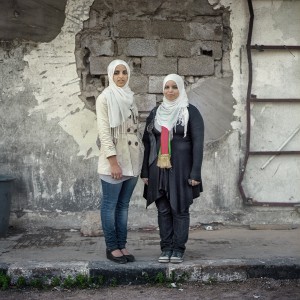 Libia, 01/12/2011, las hermanas Aicha y Aya Abu Shakur posan en Misrata. Han regresado de Canadá, orgullosas de su país y preparadas para contribuir a una nueva Libia. Para empezar han escrito a Facebook para cambiar la bandera verde de Gaddafi por la nueva bandera revolucionaria. @Alfredo Cáliz