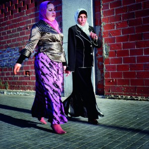 La presidenta de la asociación de mujeres musulmanas “Al Nuhr”, Cherifa Ben Hassine, paseando con una vecina de Alhucemas por el barrio de Orriols en Valencia. 2008. @Alfredo Cáliz