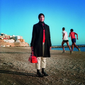 Diputada de la UDCE, Fatima Hamed Hossain, fotografiada en la playa de Ceuta. 2008. @Alfredo Cáliz