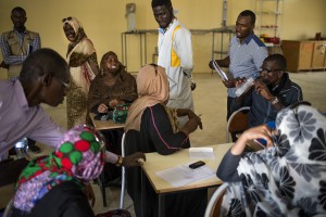 Alumnos del curso de ayudantes topógrafos organizado por la OIT en Aleg, en el sur de Mauritania, participarán en la rehabilitación de la pista rural de Goural, cuyo mal estado provoca que esta localidad se quede incomunicada durante el periodo de lluvias estival. Además, la empresa adjudicataria de la obra está obligada a contratar mano de obra local. @Alfredo Cáliz