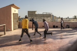 Jóvenes bailando hip hop en la azotea del Centro cultural Le Chateau que era la antigua embajada de Mauritania en San Luis, Senegal, 2017. @Alfredo Cáliz