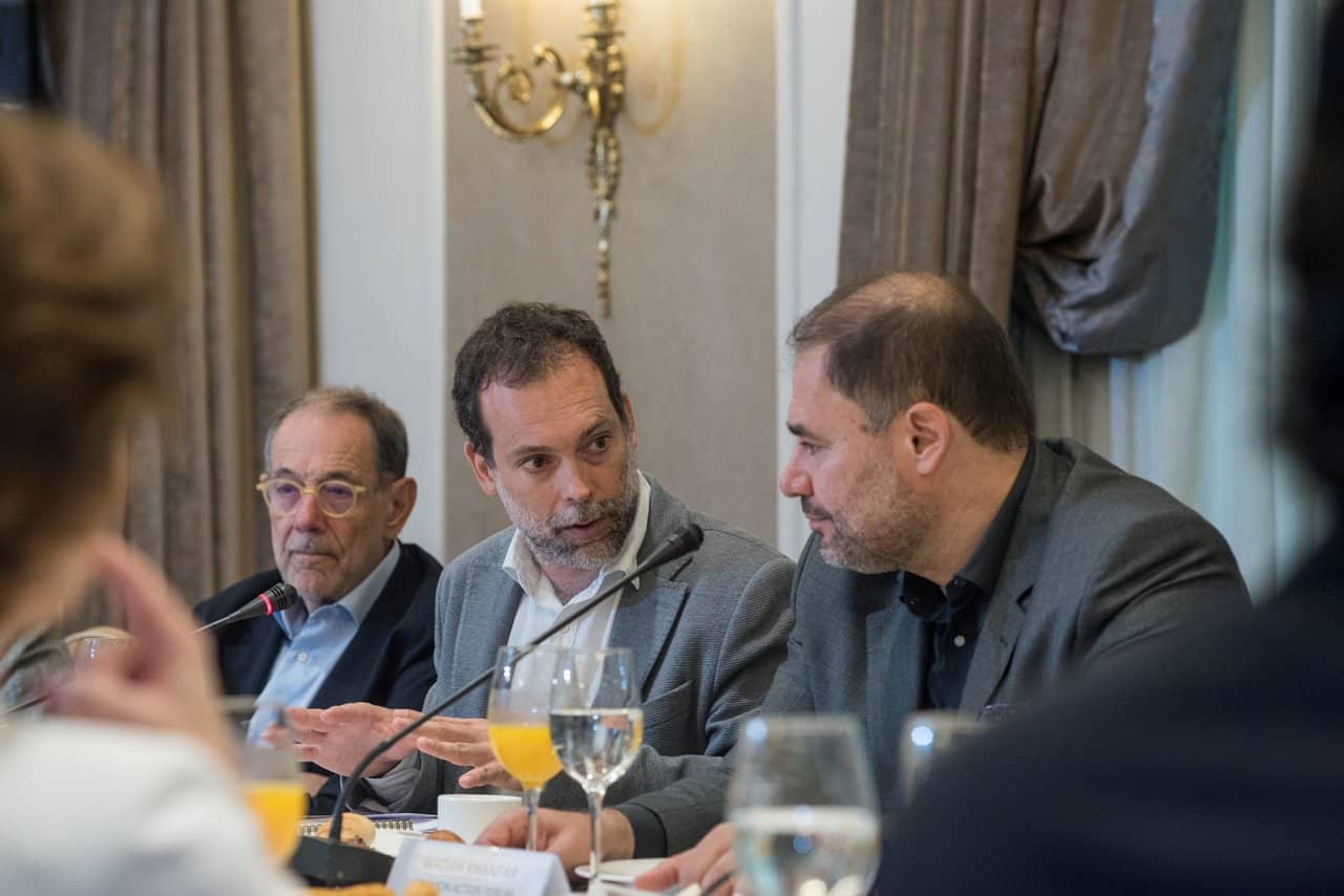 El presidente de la Fundación Al Fanar dialoga con Wadah Khanfar en un encuentro organizado por Common Action Forum sobre el tema "La crisis diplomática en el Golfo, el bloqueo a Qatar y la voz de la cadena Al-Jazeera"