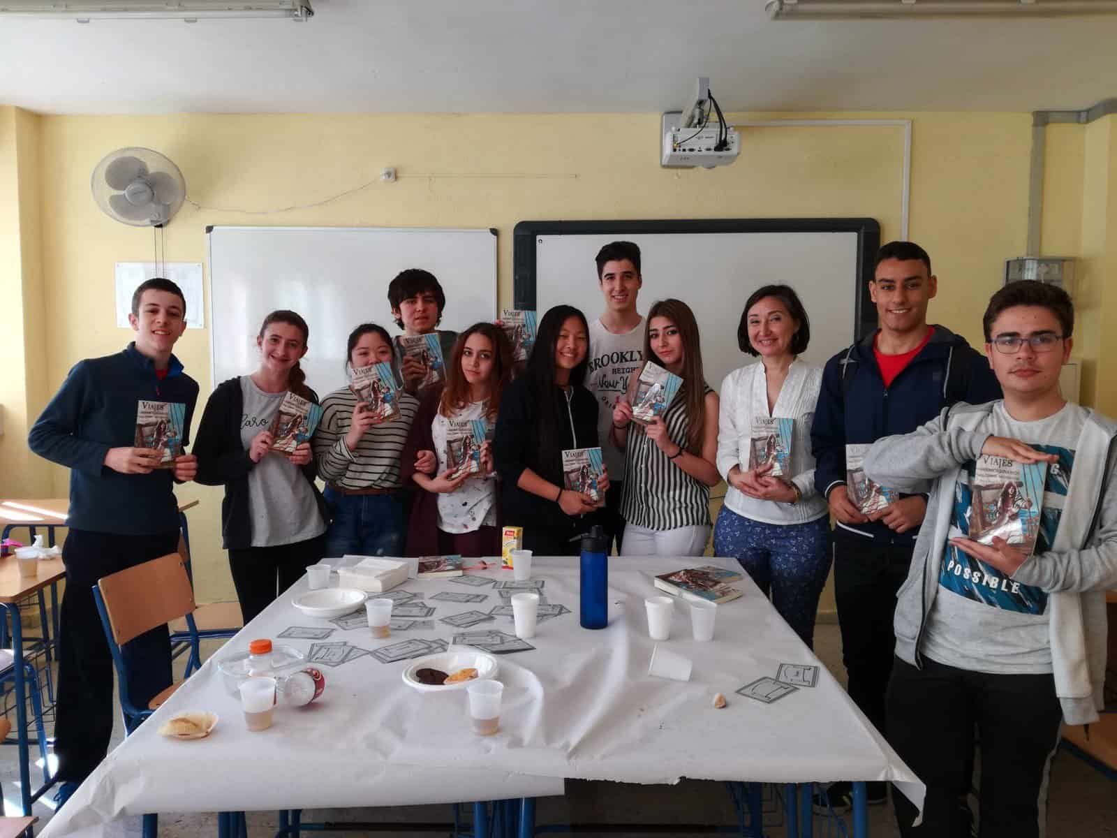 Café-literario de los alumnos del IES Nogales (Sevilla) tras la lectura de la novela "Viajes extraordinarios por tierras misteriosas"