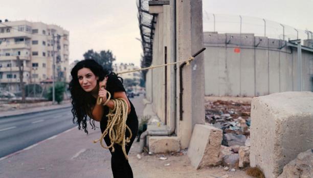 La artista palestina Raeda Saadeh: cuando el propio cuerpo se convierte en escenario de la realidad