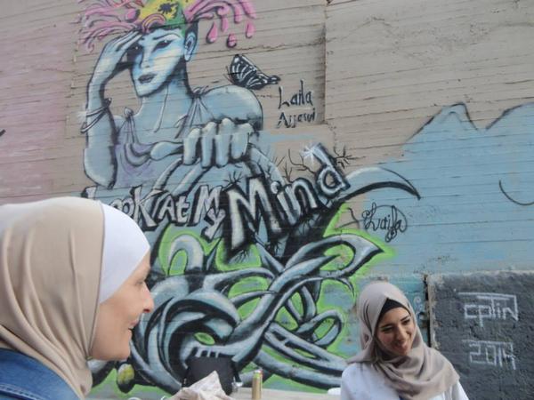 La grafitera palestina Laila Ayawi habla de su trabajo por los derechos de la mujer